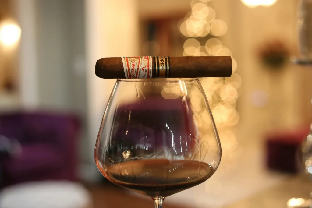 Cigara položena na čašu sa odležalim pićem