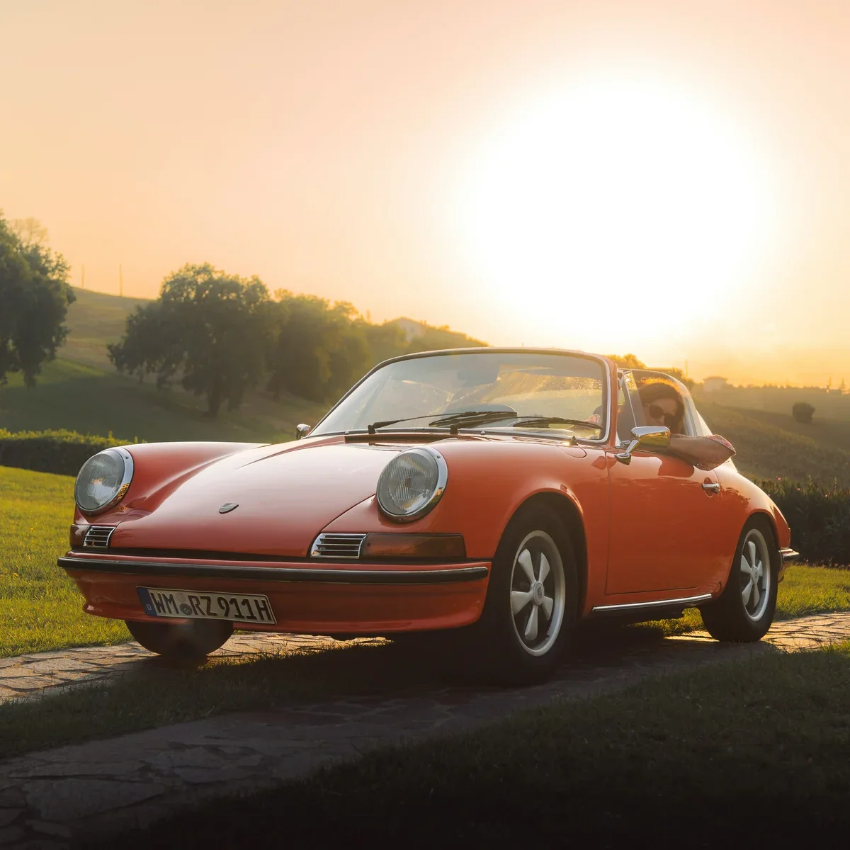 Narandžasti Porsche 911 Targa na zalasku sunca